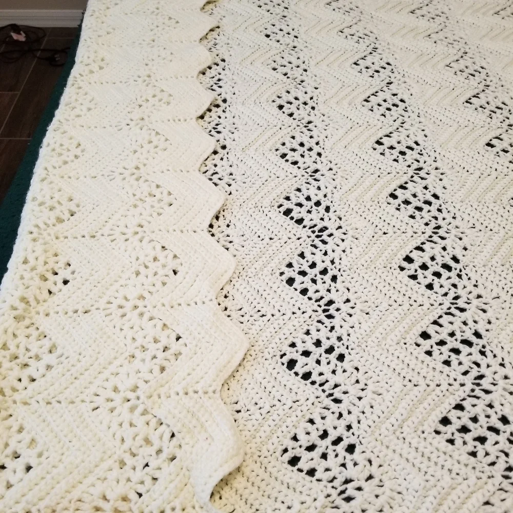 Off white crochet blanket 47 x 70 - Picture 3 of 3